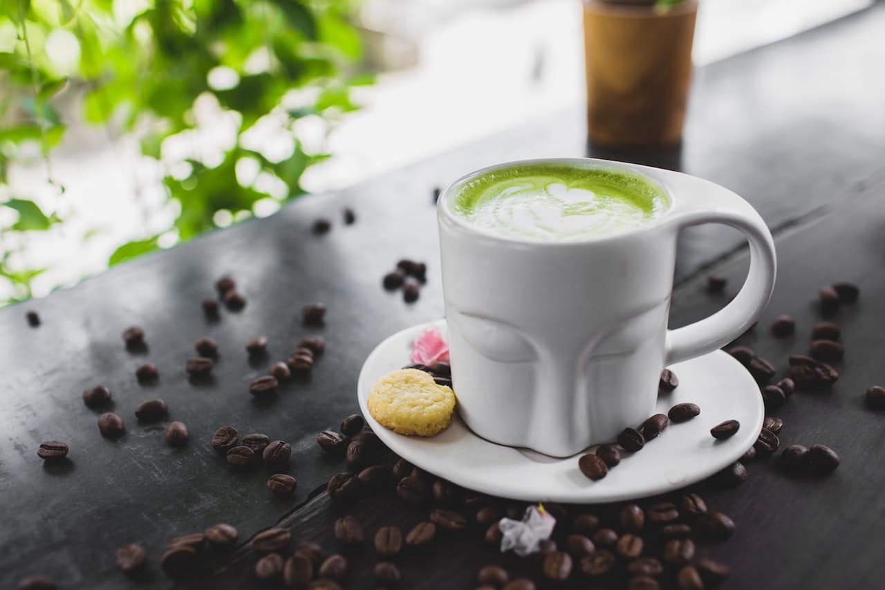 Matcha vs. Kaffee Welches Wachmacher-Getränk ist das Richtige für Sie