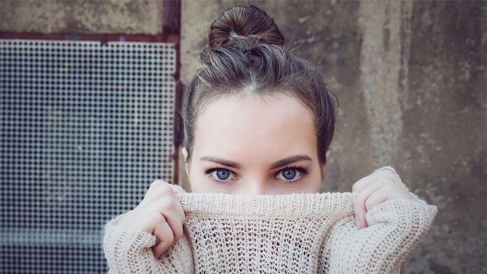 Wie man Augenringe und geschwollene Augen reduziert