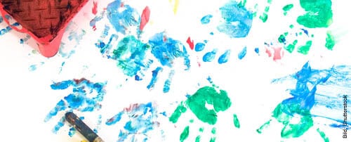 Fingerfarben und andere Spielsachen fördern die Kreativität der Kleinen