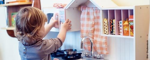 Eine Mini-Küche für Kinder ist das ideale Spielzeug ab 3 Jahren
